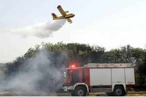 Μάχη με τις φλόγες δίνει η πυροσβεστική