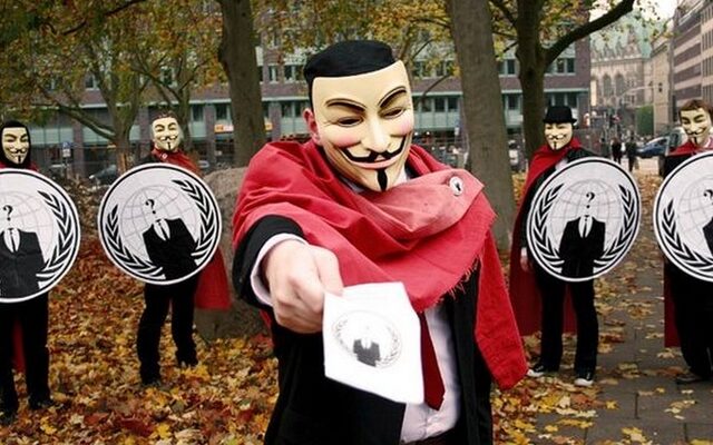 Στόχος των Anonymous το Facebook