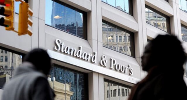 Standard & Poor’s: Οι πιθανότητες να βγει η Ελλάδα από το ευρώ