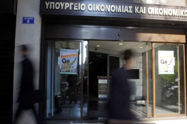 Διυπουργική με το βλέμμα στην τρόικα