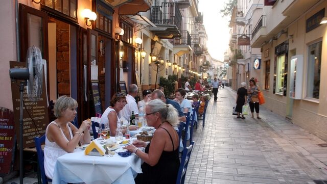 Ειδικό σήμα για τα εστιατόρια που θα περάσουν στις τιμές τη μείωση ΦΠΑ