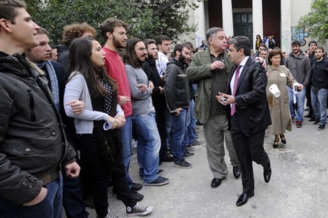 Πέταξαν καφέδες στον υφυπουργό Παιδείας στο Πολυτεχνείο