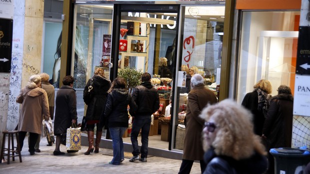 Ως τις 18:00 ανοιχτά τα καταστήματα της Αθήνας