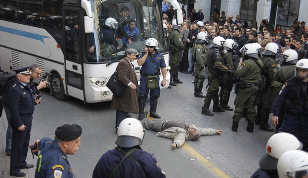 Φώτα, κάμερες… ΠΑΜΕ