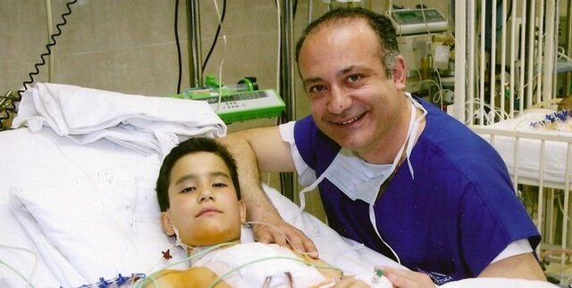 Ο Έλληνας χειρουργός των απόρων παιδιών