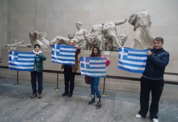 15χρονοι μαθητές ύψωσαν την ελληνική σημαία στο Βρετανικό Μουσείο