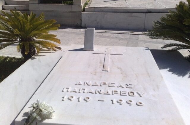 Πατέρας Τιμόθεος Ηλιάκης στο NEWS 247: Βεβήλωσαν τον τάφο του Ανδρέα Παπανδρέου
