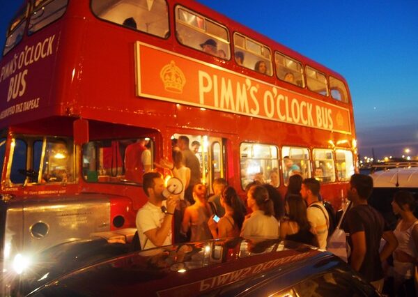 Το PIMM’S O’Clock Bus φτάνει στην Αθηναϊκή ριβιέρα. Καλέ μια στάση να ανέβω!