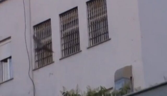 Το μήνυμα του απεργού πείνας Κώστα Σακκά από το παράθυρο του Γενικού Νοσοκομείου Νίκαιας