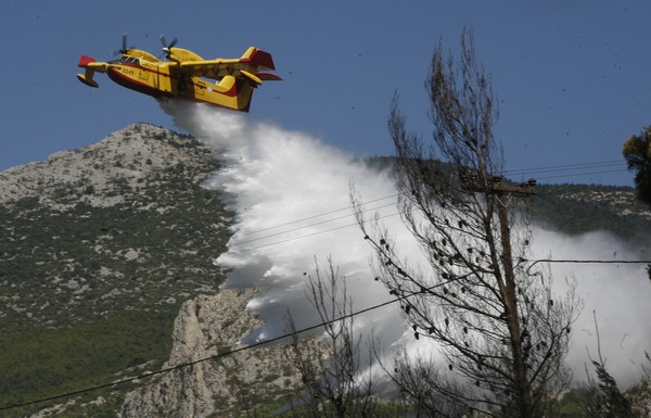 Υπό έλεγχο τα πύρινα μέτωπα σε Βαρυμπόμπη και Αιτωλοακαρνανία