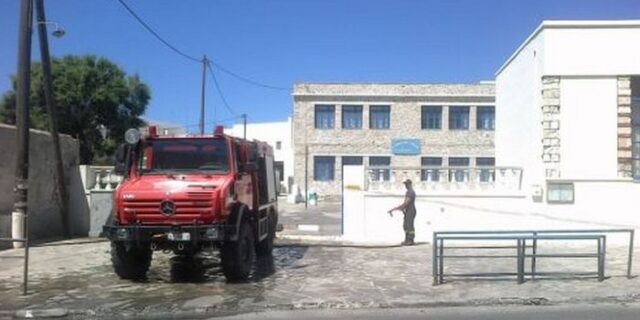 Νάξος: “Επιστρατεύτηκε” η πυροσβεστική για τον καθαρισμό σχολείων