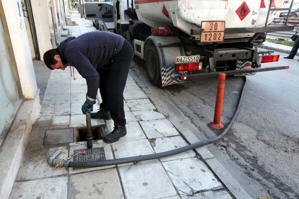 Οργιάζει το λαθρεμπόριο καυσίμων με το ΥΠΟΙΚ απλό θεατή