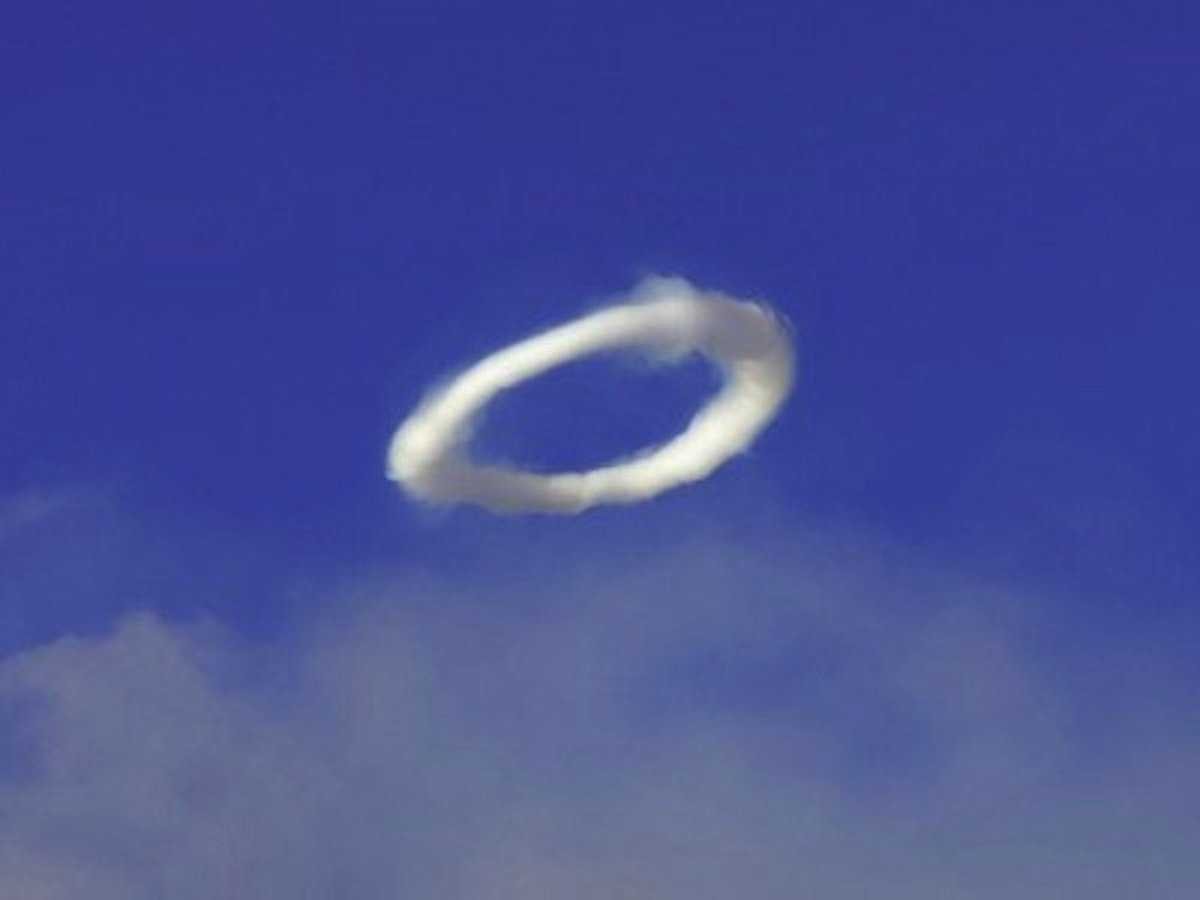 Дым кольцами облаками там и тут. Этна вулкан кольца дыма. Кольца дыма над этной. Кольца в небе. Дымовое кольцо в небе.