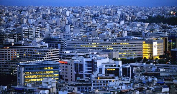 Καλοκαιριάτικος μποναμάς: Έρχεται το ραβασάκι της εφορίας για το διπλό χαράτσι ακινήτων και ξεκινά η δικαστική μάχη