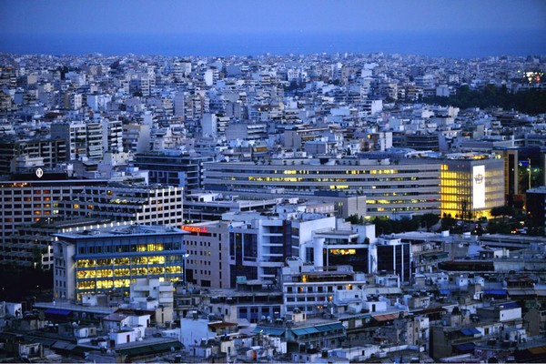 Καλοκαιριάτικος μποναμάς: Έρχεται το ραβασάκι της εφορίας για το διπλό χαράτσι ακινήτων και ξεκινά η δικαστική μάχη