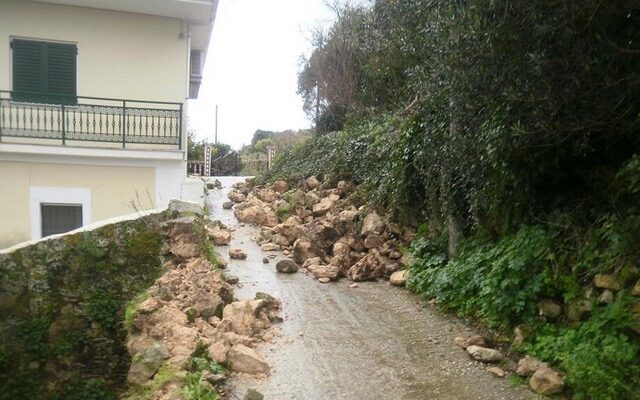 Εκκενώνεται οικισμός στην Κεφαλλονιά – Ακατάλληλο το λιμάνι του Αργοστολίου