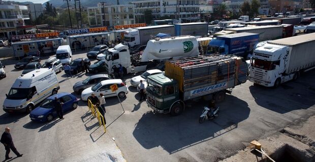 Ηγουμενίτσα: Μετέφεραν 58 μετανάστες σε νταλίκα