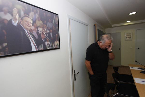 “Τα άκουσε μαζεμένα” ο Σκανδαλίδης στην Λάρισα, ένταση έξω από τα γραφεία του ΠΑΣΟΚ