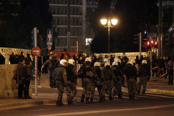 Τραυματίας και προσαγωγές στο Σύνταγμα, τα ΜΑΤ εισήλθαν στο μετρό στο Μοναστηράκι