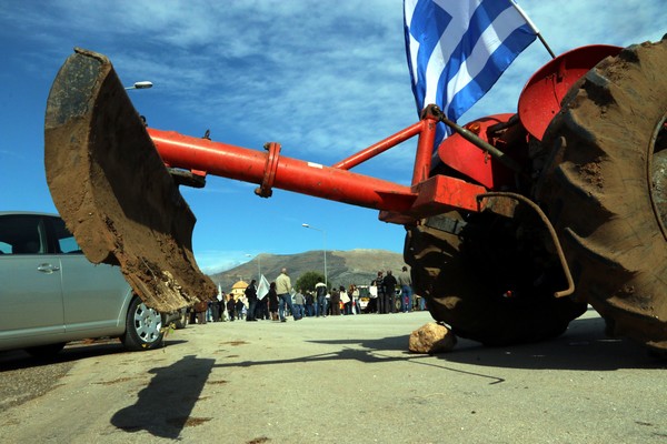 Αγρότες εν δράσει: Αποκλείουν δρόμους και μοιράζουν ρύζι