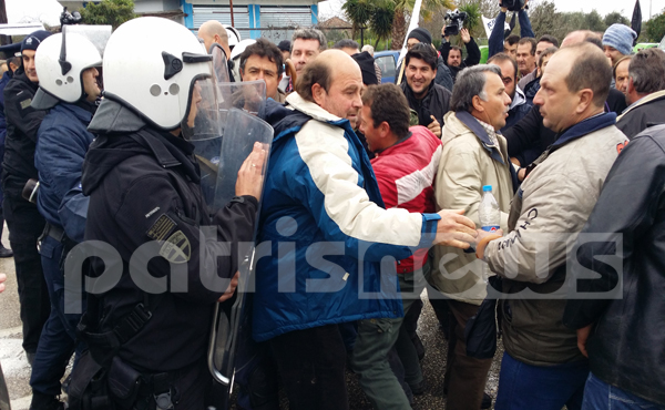 Συμπλοκές μεταξύ αγροτών και αστυνομίας στην Ε.Ο. Πύργου – Πατρών