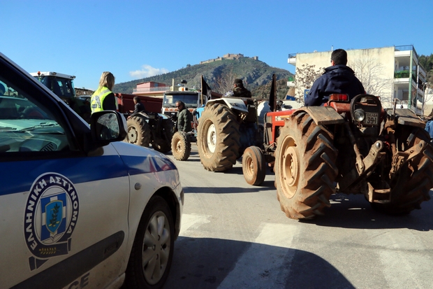 Έκλεισαν για δύο ώρες την εθνική οδό αγρότες και ιδιοκτήτες φορτηγών