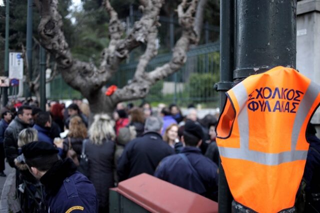 Το “μνημόνιο απολύσεων” έρχεται από την πίσω πόρτα. Ποιοι κινδυνεύουν