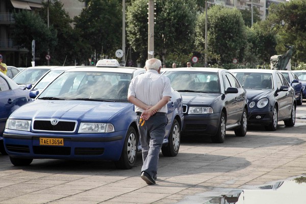 Παρίστανε τον πρέσβη και εξαπατούσε ταξιτζήδες