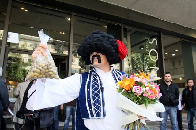 Ο τσολιάς της Ελληνοφρένειας έδωσε λουλούδια και ελιές στον Παπανδρέου “για να σκάσει ο Βενιζέλος”