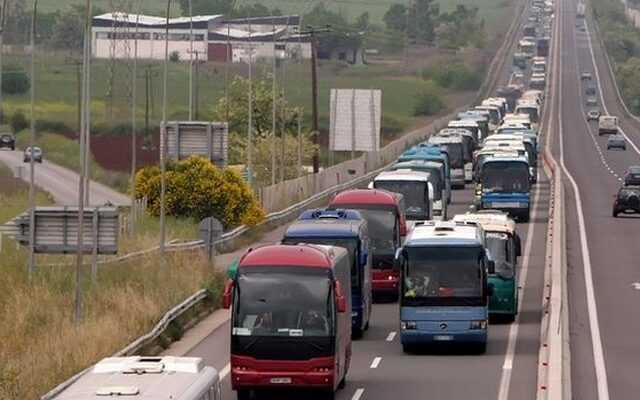 Τέσσερις συλλήψεις για ρίψη πέτρας σε πούλμαν με οπαδούς του ΠΑΟΚ