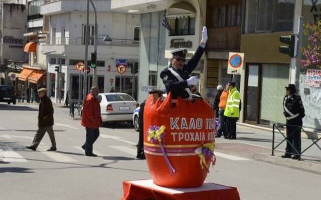 Τροχονόμος ρυθμίζει την κυκλοφορία μέσα από πασχαλινό αυγό