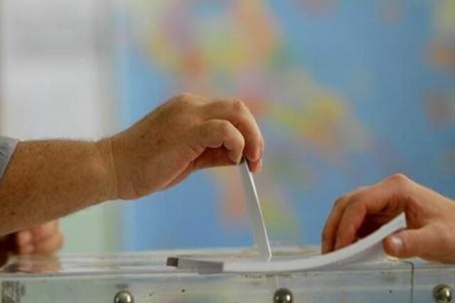 Ηλεία: Υποψήφιος τοπικός σύμβουλος δάγκωσε ψηφοφόρο “για ένα καλαμπούρι”