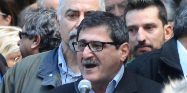 Ο υποψήφιος της Λαϊκής Συσπείρωσης στην Πάτρα καλεί τους πολίτες να στηρίξουν το ΚΚΕ. Συγχρόνως όμως κλείνει την πόρτα στο ΣΥΡΙΖΑ κάνοντας λόγο για παιχνίδια
