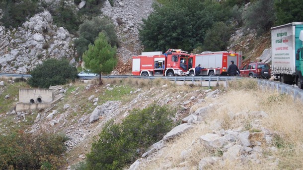 Βουτιά αυτοκινήτου με πέντε τουρίστες σε γκρεμό στο Πήλιο