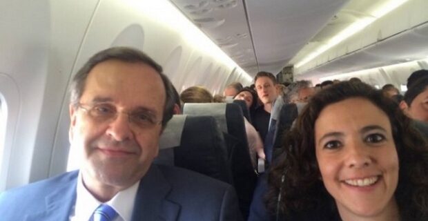 Photobombing στη selfie Σαμαρά – Κατριβάνου εν πτήσει