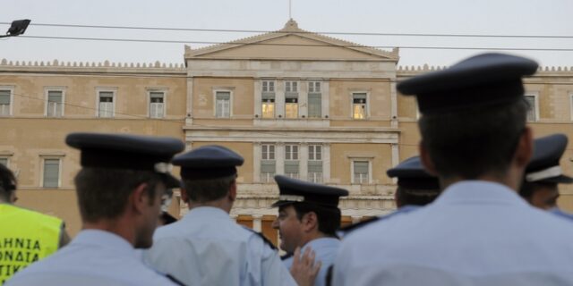 Πώς θα πάρουν οι ένστολοι μισθούς και αναδρομικά