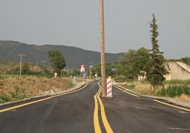 Απίστευτο και όμως ελληνικό: Κολόνα “φύτρωσε” στη μέση δρόμου