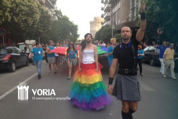 Πλήθος κόσμου στο Gay Pride στη Θεσσαλονίκη. Βραβεύτηκε και αποθεώθηκε ο Μπουτάρης