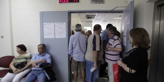 Πάνω από 200.000 κύριες συντάξεις στον “πάγο” έως και 2 χρόνια