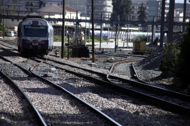 Έπεσε στις γραμμές του τρένου και διαμελίστηκε