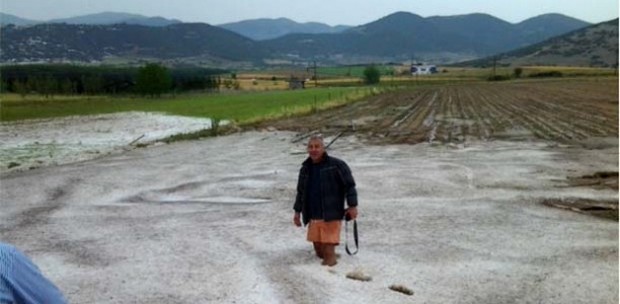 Το χαλάζι έφθασε μέχρι το γόνατο στην Ελασσόνα