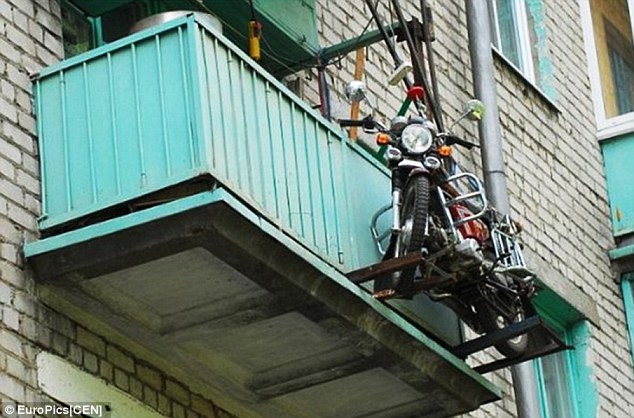 Ανεβάζει τη μοτοσικλέτα με βίντσι στον 3ο όροφο, για να κοιμάται ήσυχος…