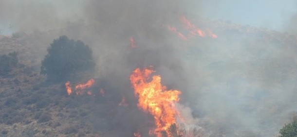 Ανεξέλεγκτη η φωτιά στο Αντισκάρι Ηρακλείου. Εκκενώθηκαν οικισμοί