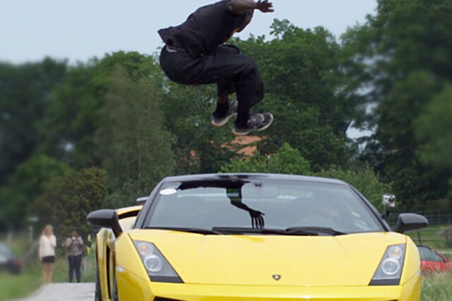 Βίντεο: Πηδά πάνω από μια Lamborghini Gallardo που κινείται με 130 χλμ./ώρα!