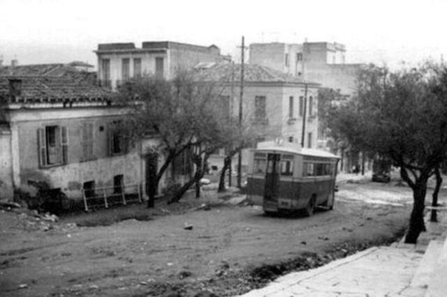 Μηχανή του Χρόνου: Πόσα θα δίνατε το 1932 για ένα σπίτι, σ’αυτόν τον χωματόδρομο της Αθήνας;