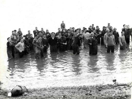 Μηχανή του Χρόνου: Όταν οι σπουδαστές έπεσαν στη θάλασσα για να γλυτώσουν το ξύλο