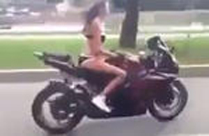 ΒΙΝΤΕΟ. Το κορίτσι και η μοτοσικλέτα του…