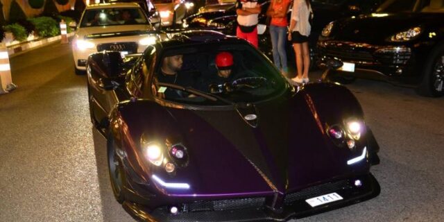 Ο Χάμιλτον με μια μοβ Pagani Zonda 760 LH, αξίας  1,9 εκατ. ευρώ, στο Μονακό