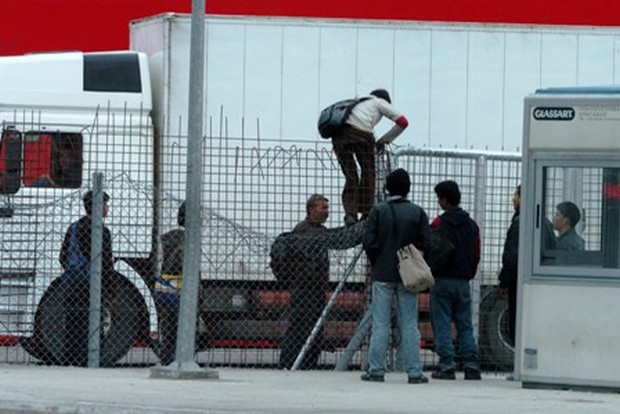 Πάτρα: Συνελήφθησαν 16 μετανάστες στο λιμάνι