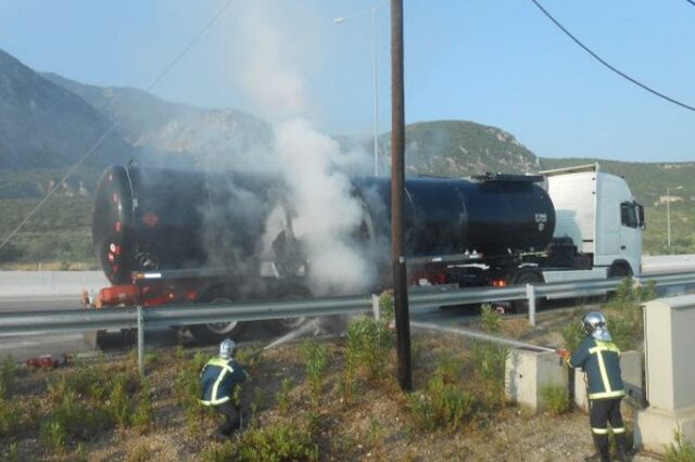 Πυρκαγιά σε βυτιοφόρο με μαζούτ στην Εθνική. Πρόλαβαν τα χειρότερα οι πυροσβέστες